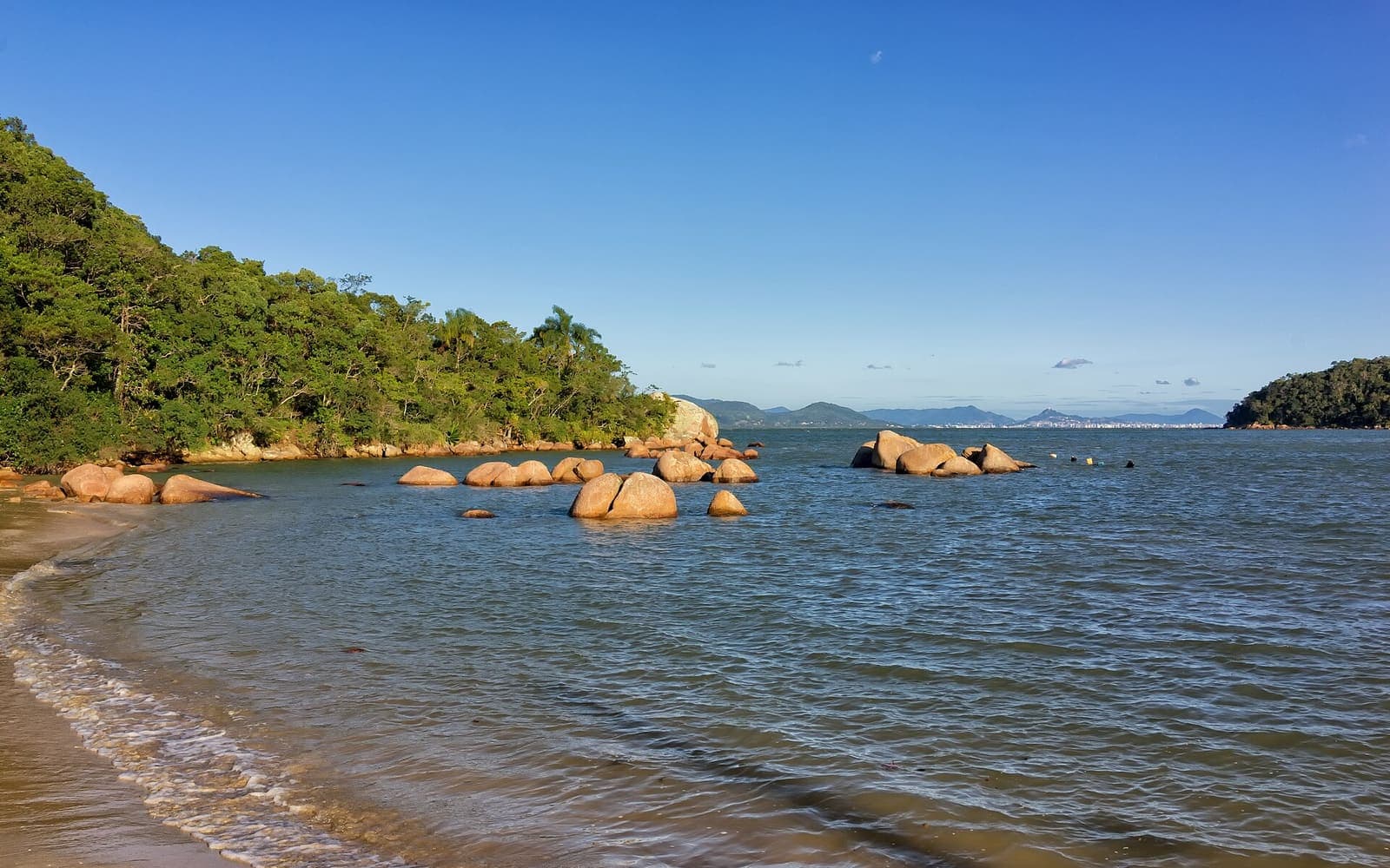 Paisaje de Baía dos Golfinhos, uno de los destinos del paseo (foto del lugar, no de la lancha)